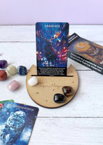 Base de Madera con Cuarzo y Cartas (opcional)