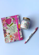 vela aromatica con cuaderno