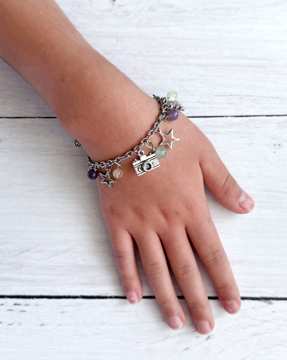 pulsera con colgante y piedras naturales