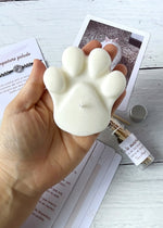 vela aromática en forma de huella 