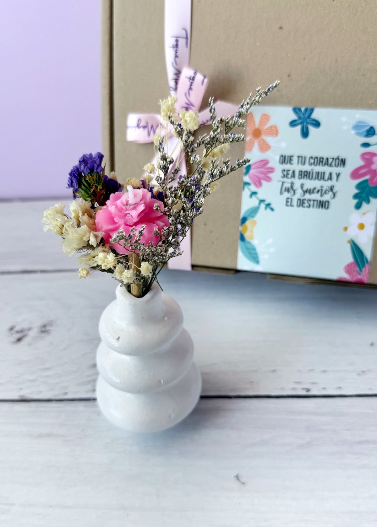 jarrón con flores para regalar