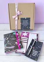 caja de regalo con cuaderno y planeador